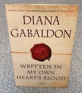 Diana Gabaldon WRITTEN IN MY OWN HEART'S BLOOD HCDJ Outlander Book #8 NEW J11 - Imagen 1 de 2