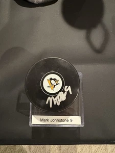 HANDSIGNIERT signed Mark Johnstone Pittsburgh Penguins Hockey Puck - Bild 1 von 1