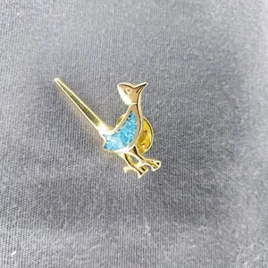 Road Runner Gold-Toned Faux Turqoise Chip Inlay Lapel Hat Jacket Pin - Picture 1 of 2