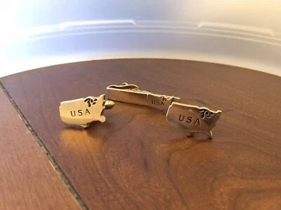 Gemelos y broche de corbata vintage SWANK EE. UU. tono dorado patriótico América Foto 1 de 2