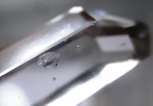 Fluorit Einschluss in Quarzkristall - poliert - 60 ct - Amoron'i, Madagaskar - Bild 1 von 8