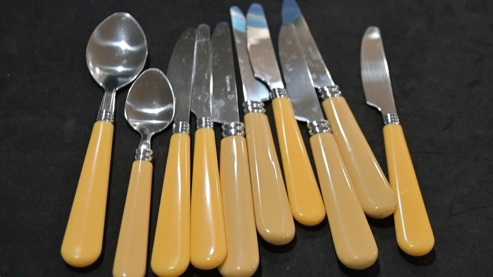 MID CENTURY MODERN 10 YELLOW COLORED HANDLED KNIVES & SPOONS EXCELLENT CONDITION - Image 1 of 1