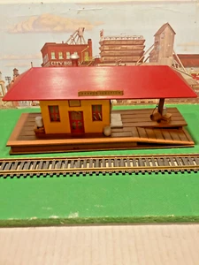 VINTAGE 1950`s MINI CRAFT AMERICAN FLYER S GAUGE "HARBOR JUNCTION" TRAIN STATION - Picture 1 of 12