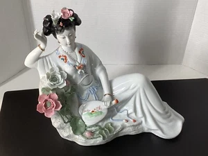 Estatua de porcelana bisque esmaltada dorada niña geisha oriental - ¡Excelente estado! - Imagen 1 de 8