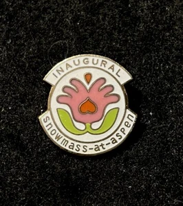Prendedor de esquí Snowmass inaugural flor rosa COLORADO Aspen Resort recuerdo viaje - Imagen 1 de 3