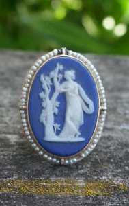 Antique Wedgwood Jasperware Plaque Set Into 14k Yellow Gold Ring - Size 5.75 - Picture 1 of 12