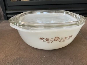 Vintage Dynaware Pyr-O-Rey Milchglas braun Gänseblümchen Schüssel Auflaufform & Deckel  - Bild 1 von 3