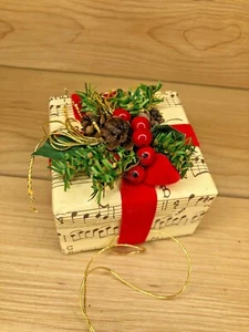 "Scatola regalo vintage con note musicali spray ornamento albero di Natale 2,5" - Foto 1 di 4