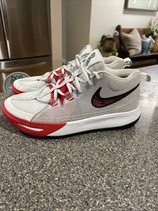 Nike Kyrie Flytrap 6 Photon Dust - Rot Basketballschuhe DM1125-002 Herren 7Y - Bild 1 von 10