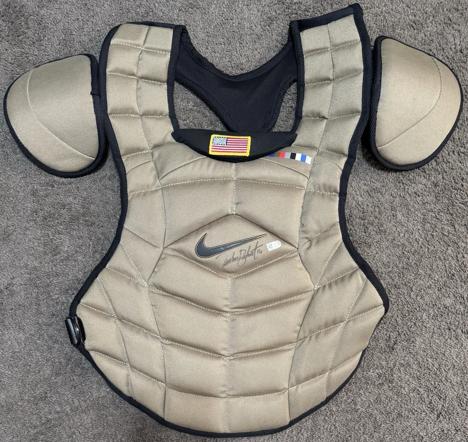 耐克比赛使用并签名 Tucker Barnhart 军事欣赏游戏捕手套装 — 第 1/4 张图片
