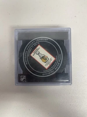 2015 ЧИКАГО BLACKHAWKS БАННЕР ПОДНИМАЯ НОЧЬ ИГРА ШАЙБА STANLEY КУБОК ЧЕМПИОНОВ 10/7 B - Изображение 1 из 4