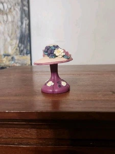 Estatuilla de moda vintage - Sombrero en soporte - Color púrpura oscuro, ¡muy linda! - Imagen 1 de 7