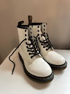 Dr. Martens Size 6 White Leather Lace Up Ankle Boots NWT - Picture 1 of 6