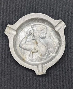 Figura de colección de aluminio fundido mujer cenicero maquillaje cepillado cabello - Imagen 1 de 2