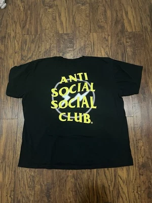 Anti Social Social Club X Fragmento XXL Foto 1 de 4