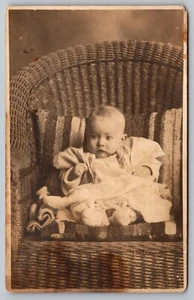 Postkarte: Porträt von Baby im Korbstuhl, RPPC, veröffentlicht 1917 - Bild 1 von 2