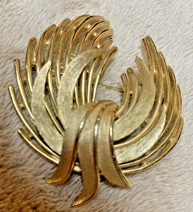 Trifari Brosche signiert gebürstet & poliert - glänzend goldfarben 70er Jahre Vintage - Bild 1 von 10