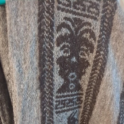 Poncho tejido de lana peruana diseño azteca talla única unisex gris y negro Foto 1 de 4