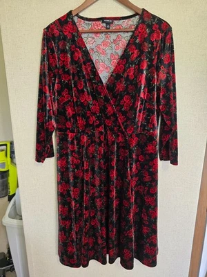 Vestido envolvente de terciopelo rosa floral gótico romántico rojo y negro para mujer tórrido talla 2 2X Foto 1 de 4