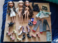 Lotto 3 Bambole Bratz più scarpe e vestiti