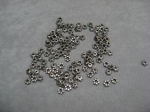 Kleine silberfarbene Zinn Blumen Rondelle 1,5x3,5 lose Perlen - Bild 1 von 3