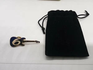 Tachuela y bolsa de solapa de guitarra NASCAR Mark Martin #6 - Imagen 1 de 3