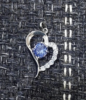 Ciondolo cuore zaffiro blu creato in laboratorio in argento sterling 925... - Immagine 1 di 3