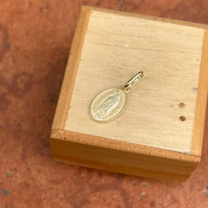 14KT Yellow Gold Oval Our Lady of Guadalupe Matte Medal Pendant Charm 19mm - Picture 1 of 7