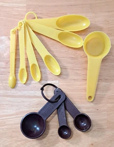 VTG Plastic Measuring Spoons Yellow and Brown Made in Hong Kong - Picture 1 of 6