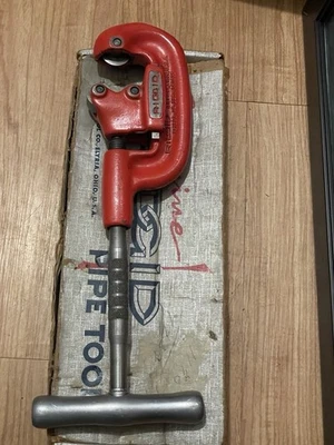 RIDGID No. 1A Heavy Duty Pipe Cutter  1/8" To 1-1/4" Capacity With Box - Image 1 of 4