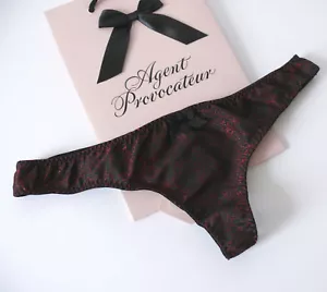 TANGA EUGINIE AGENTE PROVOCADOR NEGRA / ROJA TALLA MEDIANA / AP3 / 10-12 NUEVA CON ETIQUETAS - Imagen 1 de 3
