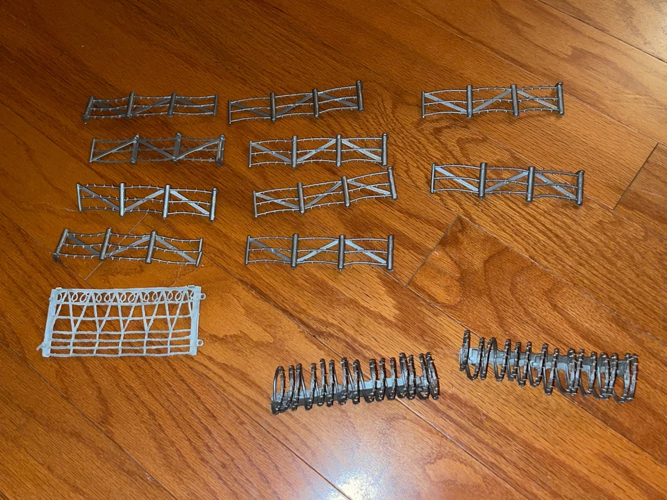 Lote de 13 secciones de valla de alambre de púas de campo de batalla del ejército Marx de colección Foto 1 de 1