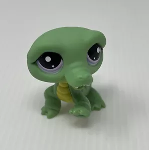 Mini juguete coleccionable Littlest Pet Shop LPS #2573 cocodrilo verde ojos púrpuras - Imagen 1 de 9
