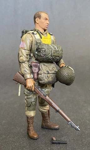 BBI Elite Force 1:18 WWII US Army 82nd Airborne Paratrooper "Jump-Ready" Soldier Cover