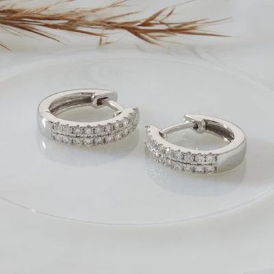 Pendiente de diamantes cultivados Huggie Lab de doble fila de plata de ley 925 de corte redondo de 0,20 quilates Foto 1 de 4