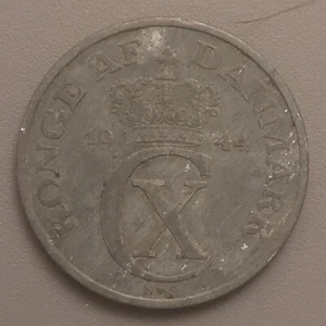 1945 Denmark 5 Ore Coin - Zinc - Crowned Monogram of Christian X - Picture 1 of 2