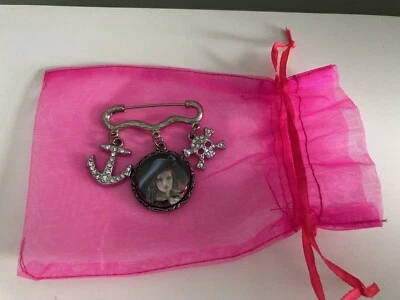 Prendedor de seguridad Barbie Piratas del Caribe con dijes de diamantes de imitación Foto 1 de 2