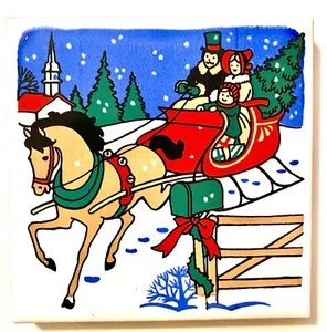 1982 Jasco Weihnachten Keramik Untersetzer Untersetzer Kachel Pferdeschlitten und Familie 4,25" - Bild 1 von 3