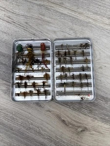Vintage Fliegenfischen Fliegen Konvolut im Metall Haltekoffer einige Holz - Bild 1 von 8