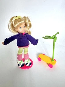 Vintage ERTL Plac zabaw Lalka dla dzieci Emily z suwakiem Szybowiec Zestaw lata 90. Zabawka - Zdjęcie 1 z 2