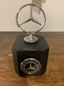 Mercedes montiert Maskottchen & Abzeichen auf Holz - Bild 1 von 5