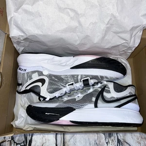 Nike Kyrie 8 weiß-schwarz Herren US Größe 10,5 (DJ6017-101) weiß/schwarz. Kostenloser Versand - Bild 1 von 9