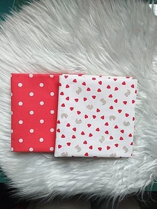 2 FAT QUARTER Baumwollstoff Herzchenstoff nähen, Patchwork Stoffreste, Pünktchen - Bild 1 von 3