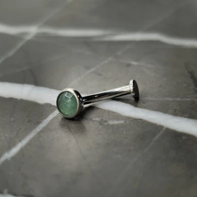 Pendiente Torre Labret Vertical Barra Curvada "Flotante" Jade Verde Foto 1 de 2