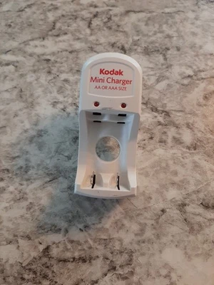 Kodak AA / AAA Mini Charger Model K630 DC 1.4V 200mA AA / DC 1.4V 100mA  - Image 1 of 4