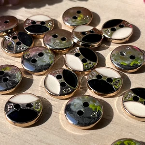 12 Stück x12 mm Metall Knopf 2 Löcher Gold Nähen Knöpfe Sammelalbum Knöpfe Stricken - Bild 1 von 4