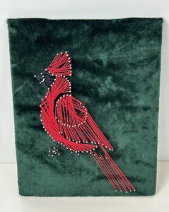 Vintage String Art Kardinal auf grünem Samt Hintergrund 8x10 fertig zum Aufhängen - Bild 1 von 5