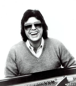 1984 Vintage Photo musician Ronnie Milsap country music singer & pianist posing - Picture 1 of 2