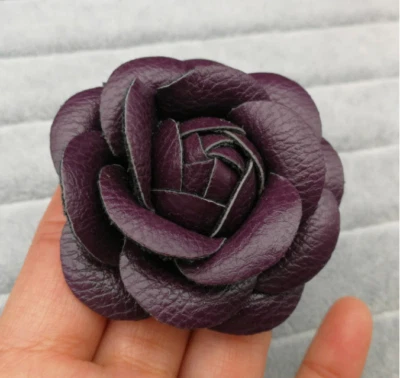 Broche prendedores de novia de cuero PU y lana de alta gama con insignia flor de camelia Foto 1 de 4