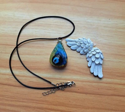 Collar colgante gota de vidrio dicroico azul y madera  Foto 1 de 4